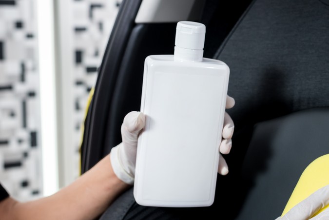 Descubre limpiadores de tapizado para autos eficaces y seguros.