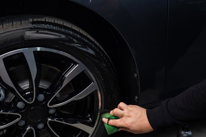 Detalle de un neumático siendo limpiado.