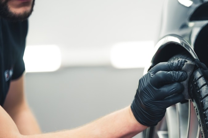 Cuida tus neumáticos con este método casero para un brillo impecable.