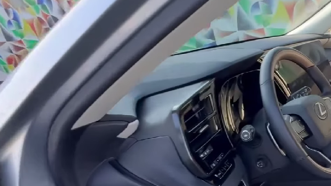 Lexus RX 450h+ Luxury tiene acabados de piel y madera.