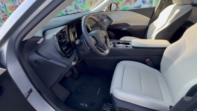 Lexus RX 450h+ Luxury tiene acabados de piel y madera.