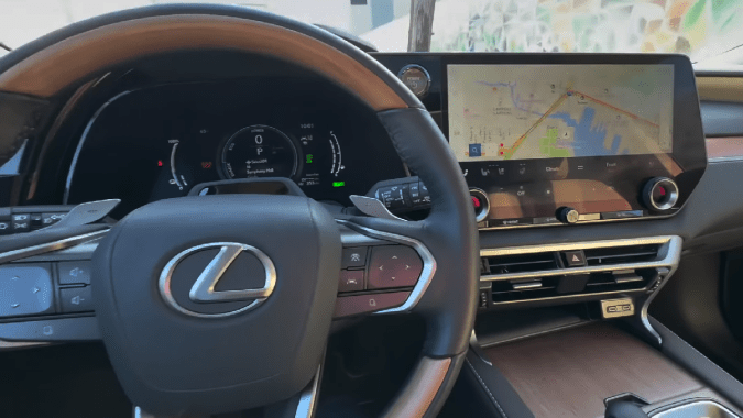 Lexus RX 450h+ Luxury tiene todas las funciones de conducción.