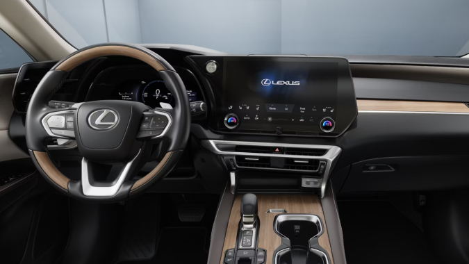 Lexus RX 450h+ Luxury tiene un interior cómodo y con materiales de alta calidad.