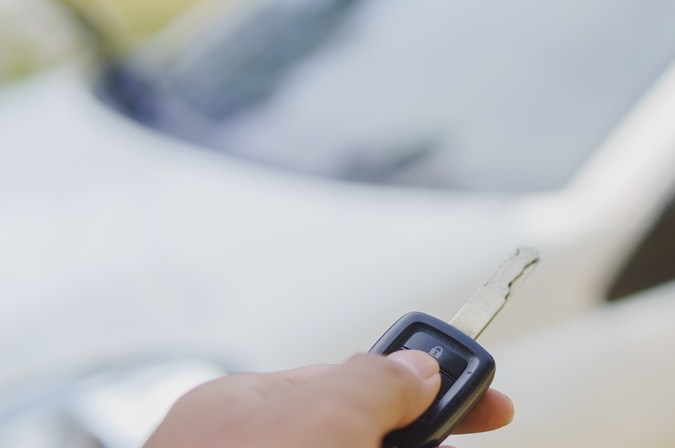 Cómo bajar las ventanas con tu control remoto fácilmente.