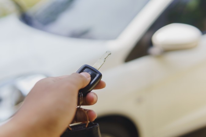 Cómo bajar las ventanas con tu control remoto fácilmente.