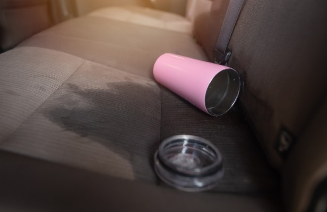 Cuida tu coche: elimina manchas de bebidas fácilmente.