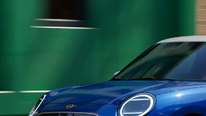 El Mini Cooper SE Hardtop es un auto ideal para ciudad.