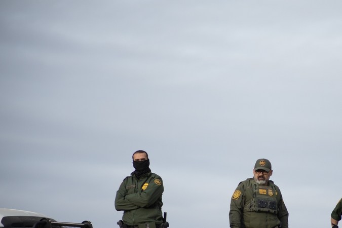 Multas y prisión por llevar indocumentados en tu auto