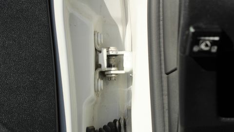 Las bisagras de las puertas son las que generan más ruidos en los autos.