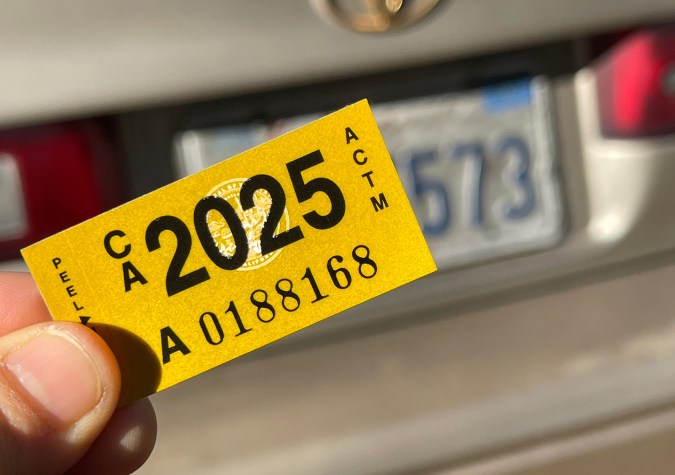 Placas de auto con etiqueta de registración vencida