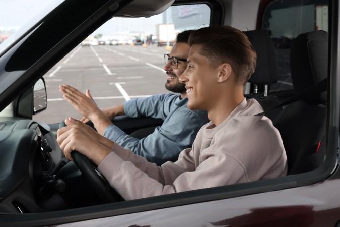 conducir con un acompañante adulto