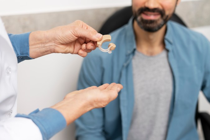 uso de prótesis auditivas para conducir