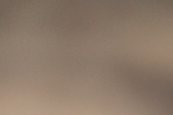 Los espejos retrovisores ayudan a ver detrás del auto.