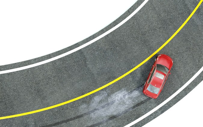 El sobreviraje ocurre por acelerar de golpe al salir de una curva.