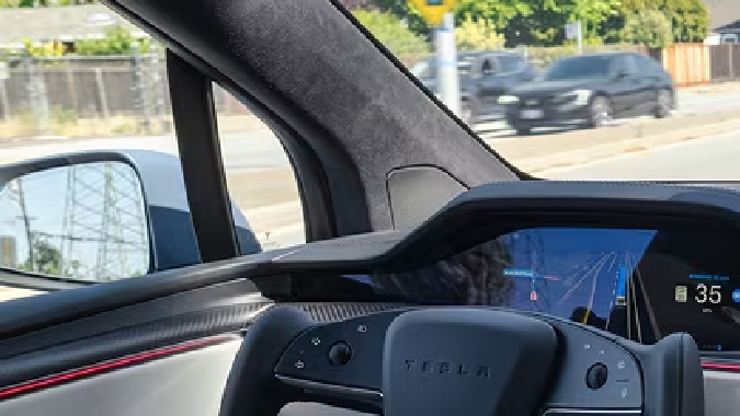 Tesla Model X tiene la opción de colores infinitos para su iluminación interior.