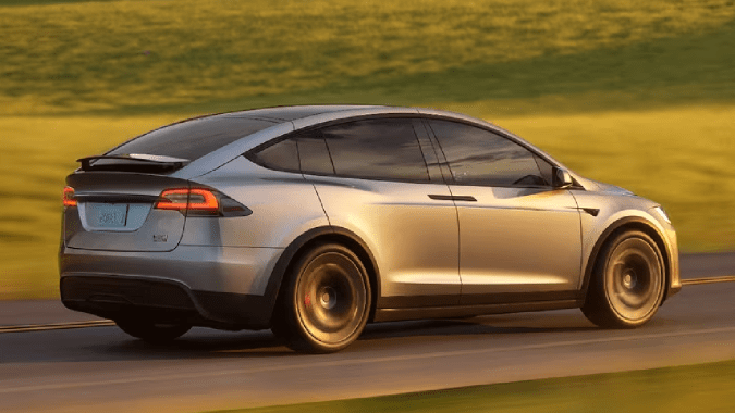 Tesla Model X ofrece mejoras en suspensión y redujo el ruido en su interior.