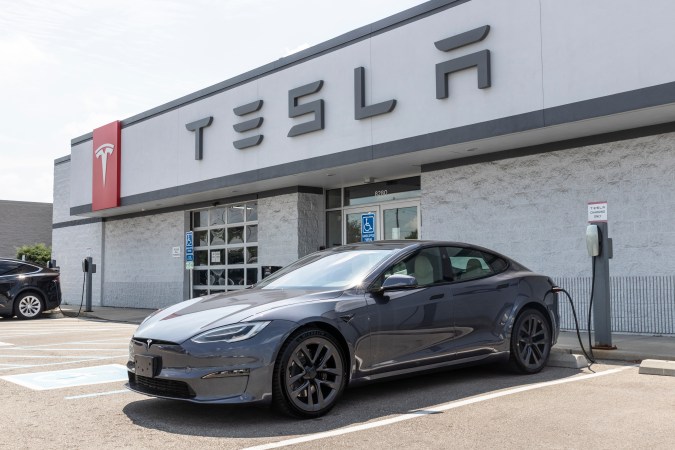 Tesla es la pionera en crear vehículos eléctricos en masa para la venta.