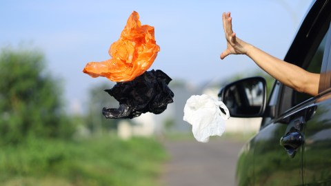 tirar basura desde el auto