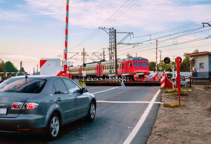 conducir cerca del tren