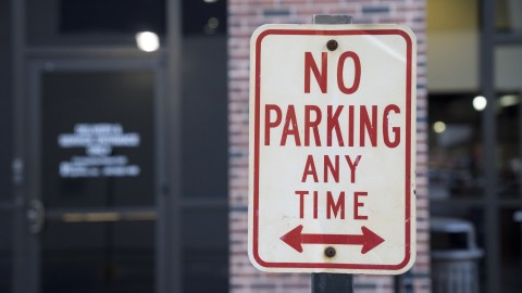 áreas rojas donde está prohibido estacionarse