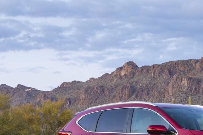 Honda CR-V híbrido: potencia y ahorro de combustible en un SUV líder.