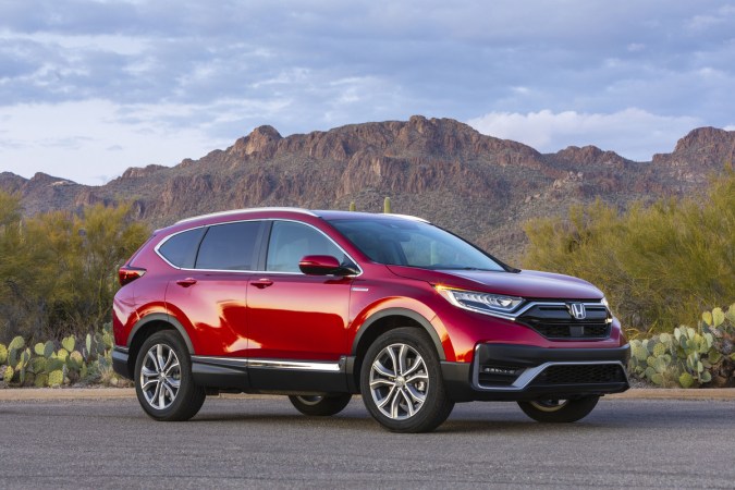 Honda CR-V híbrido: potencia y ahorro de combustible en un SUV líder.
