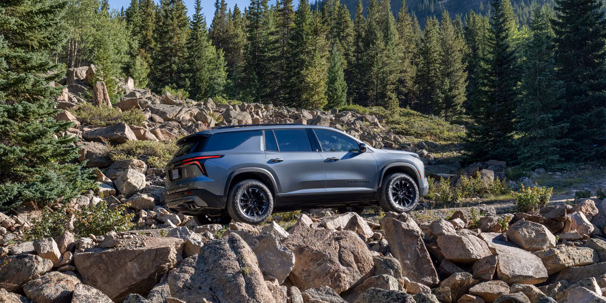 GM detiene entregas de Traverse, Enclave y Acadia 2026