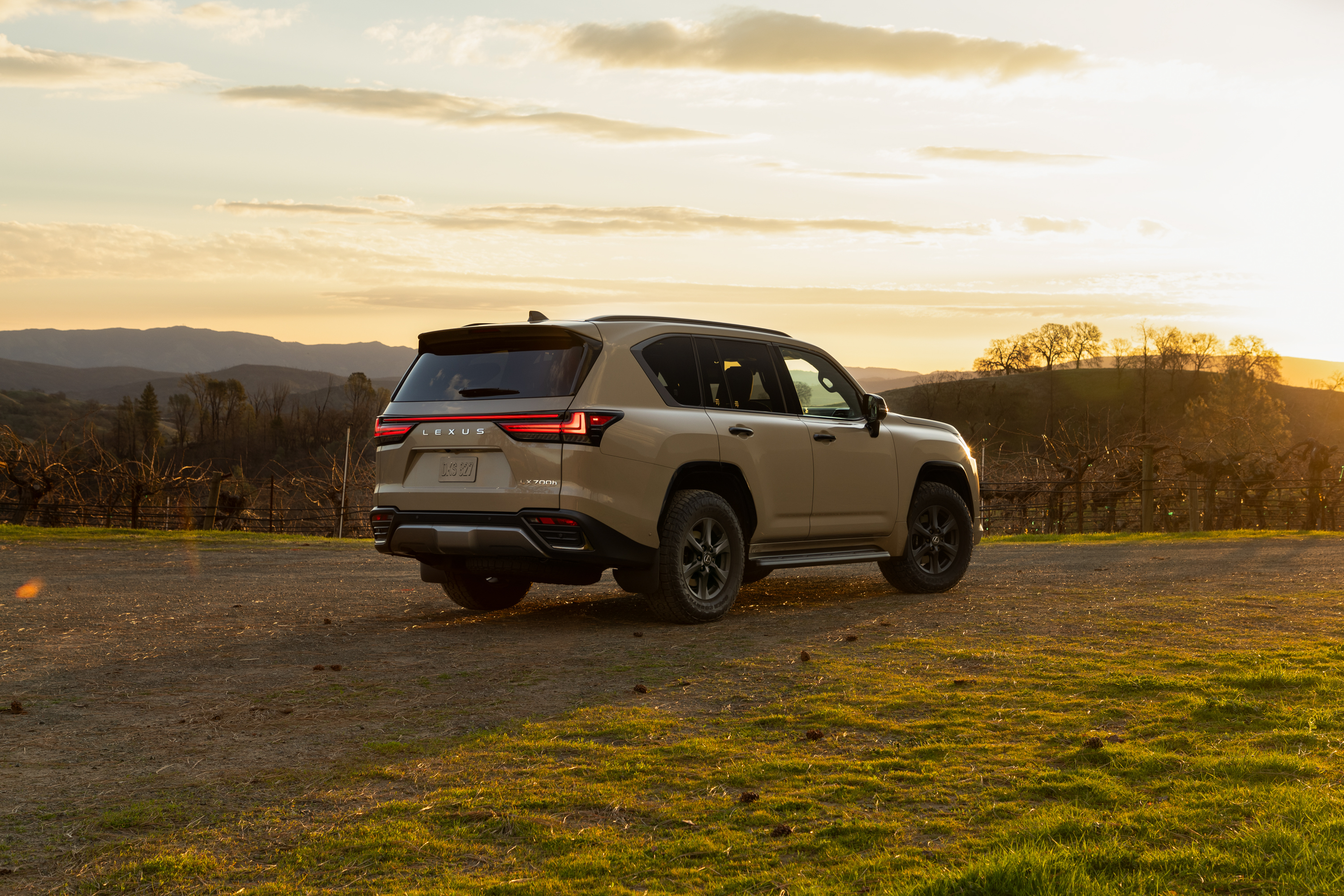 Conoce el Lexus LX 700h Overtrail: Potencia híbrida y diseño premium.