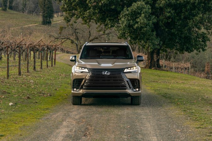 SUV híbrido de lujo: Lexus LX 700h Overtrail combina estilo y aventura.