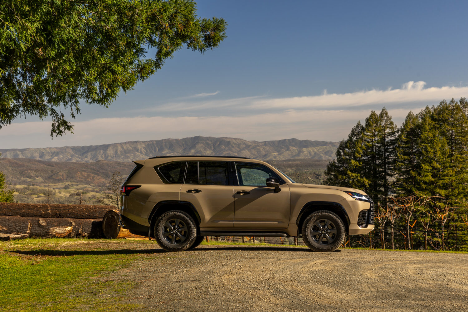 Lexus LX 700h 2025: Tecnología avanzada para conquistar cualquier terreno.