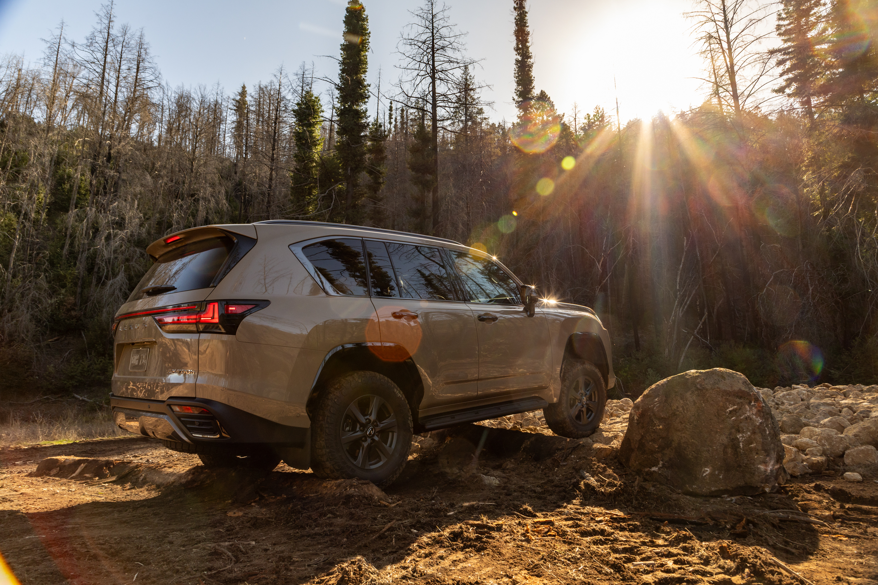 Lexus LX 700h Overtrail 2025: Lujo y potencia híbrida en un SUV todoterreno.
