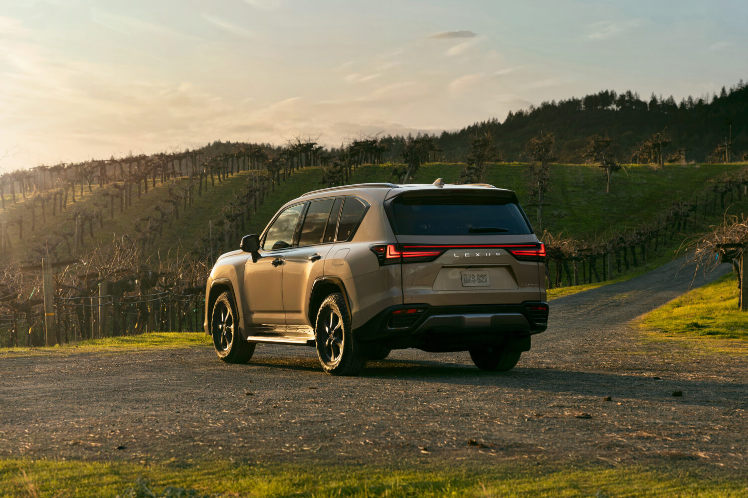 Descubre el Lexus LX 700h: un Toyota Land Cruiser reinventado con elegancia.