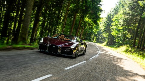 Bugatti W16 Mistral recibe una estricta prueba de calidad antes de su entrega.