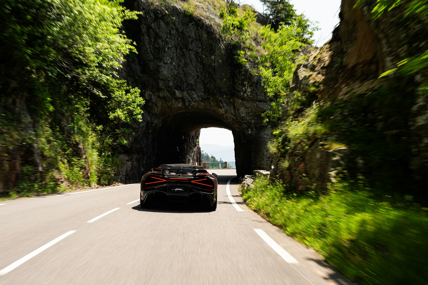 Bugatti W16 Mistral se prueba en el poblado de Alsacia, en Francia.