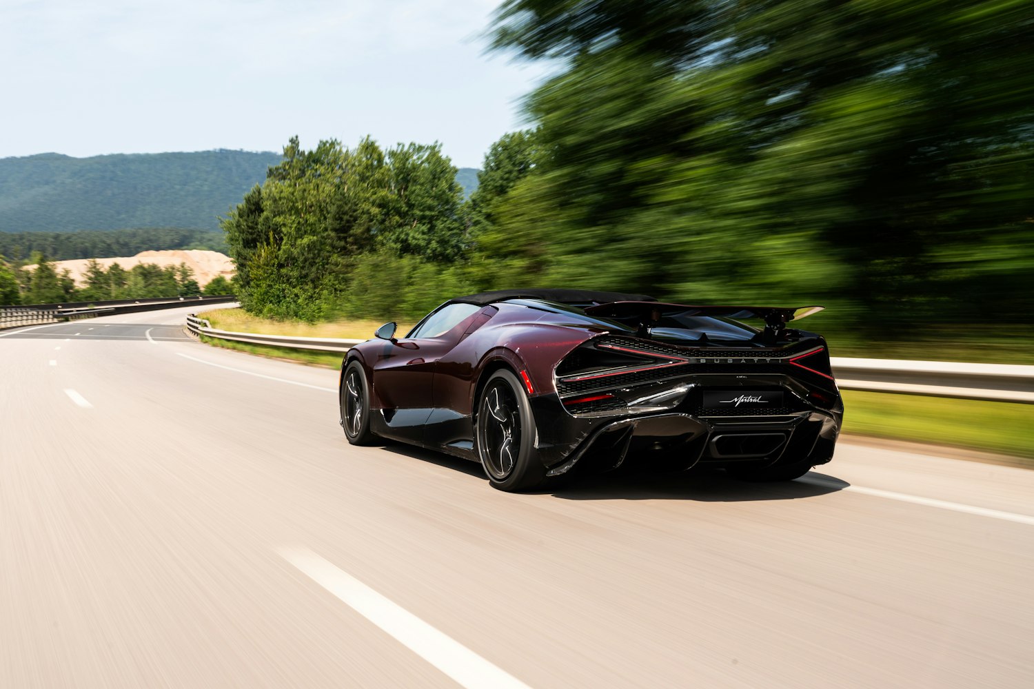 Bugatti W16 Mistral se prueba con un recorrido de 250 millas para examinar cualquier posible falla.