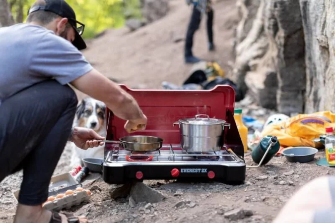 Convierte tu auto en el campamento perfecto con este equipo para ir de camping en 2025.