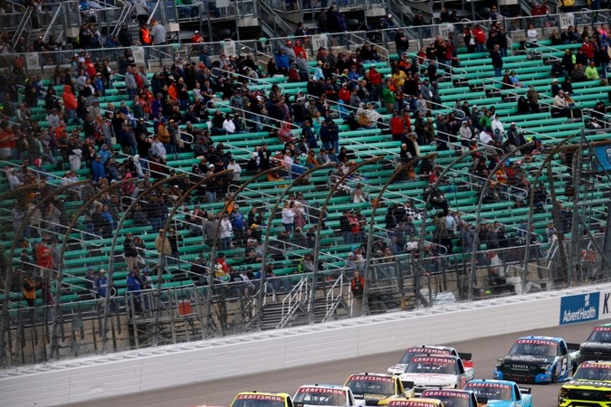 Descubre la primera carrera de NASCAR en una base militar activa.