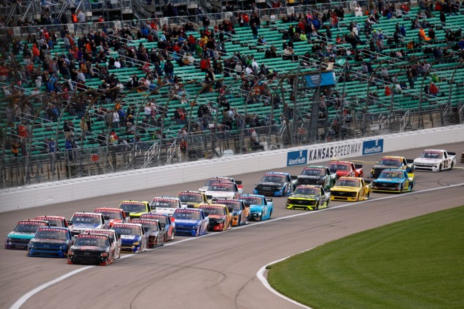 Descubre la primera carrera de NASCAR en una base militar activa.