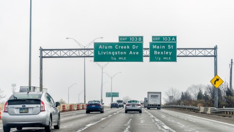 Evita multas: Normas para adelantar autos en Florida y otros estados.