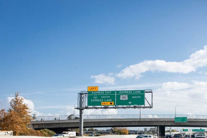 Guía para adelantamientos seguros en autopistas de Estados Unidos.