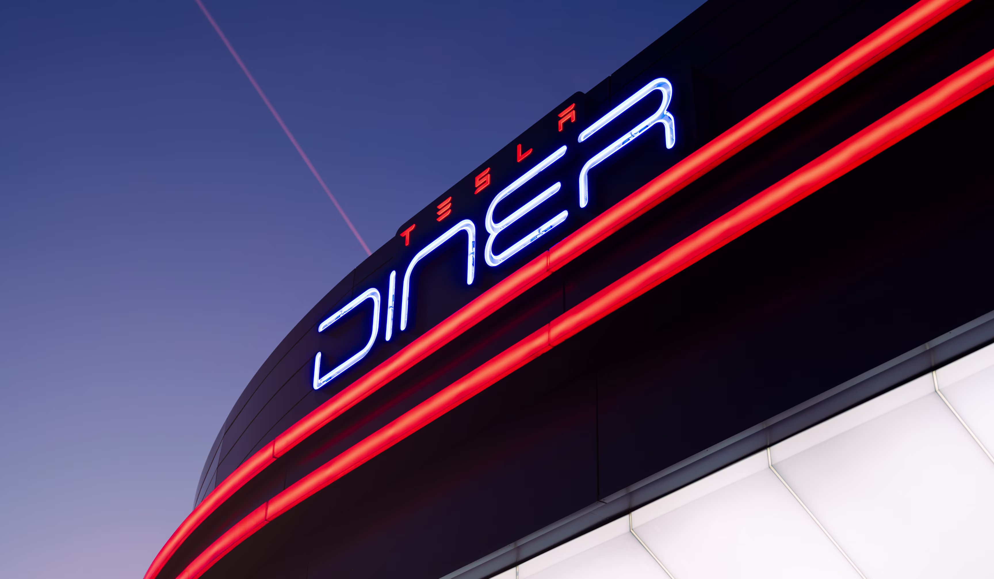 Conoce el Tesla Diner, la mayor estación de carga urbana del mundo.