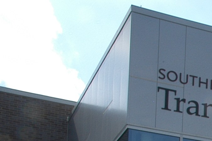 Dodge Dart 2013-2016 bajo escrutinio por fallos en transmisión automática.