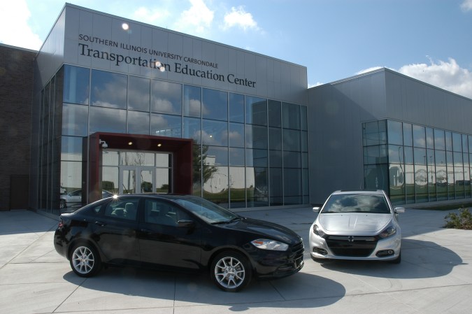 Dodge Dart 2013-2016 bajo escrutinio por fallos en transmisión automática.