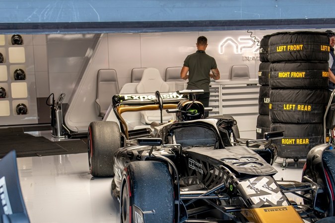 Neumáticos y frenos del APXGP: retos en el set de la película F1.