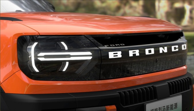 Ford Bronco New Energy es una mezcla entre las versiones Sport y estándar.