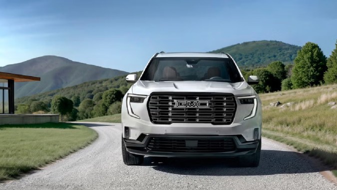 GMC Acadia Denali Ultimate 2026 tiene una parrilla cromada exclusiva.