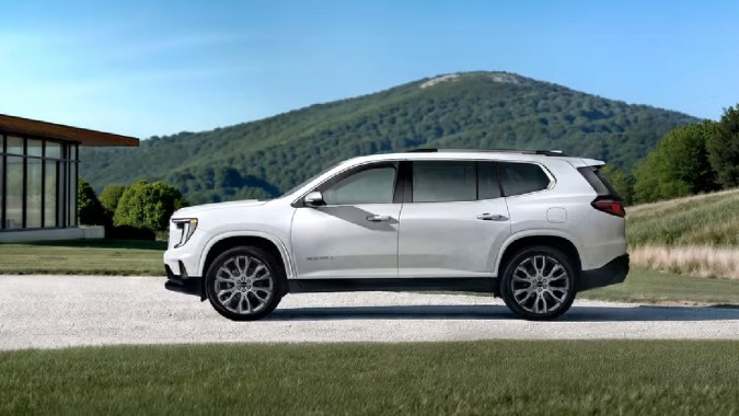 GMC Acadia Denali Ultimate 2026 tiene acabados de pintura exclusivos.
