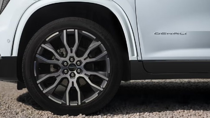 GMC Acadia Denali Ultimate 2026 tiene unas llantas forjadas exclusivas.