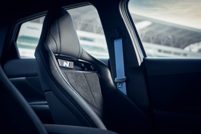Hyundai Elantra N TCR Edition tiene un interior tapizado en Alcantara.