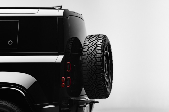 Land Rover Defender OCTA Black tiene acabados en negro por todo el auto.